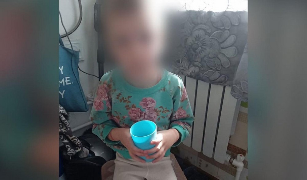 FOTO // O mamă şi-a torturat fetiţa de 8 ani, o ţinea legată de mâini, de picioare şi o înfometa. Vecinii au auzit-o pe copilă ţipând